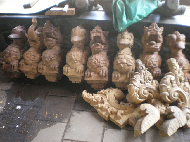 日本で言う象鼻、しし鼻のようです。右側は<br />直射日光にさらされています、少し乱暴な置き方に思えます。しかし材料の干割れは内部の柱にも目立ちませんでした。