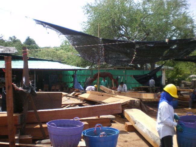 大割りした材料が置いてありました。