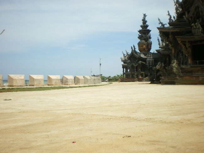 材料置き場より人面の塔を望む、その先は、ナックルア、左方面がトンブリだと説明されました。