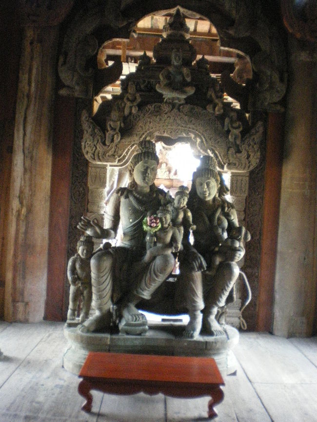 夫婦の木像ですめづらしい。