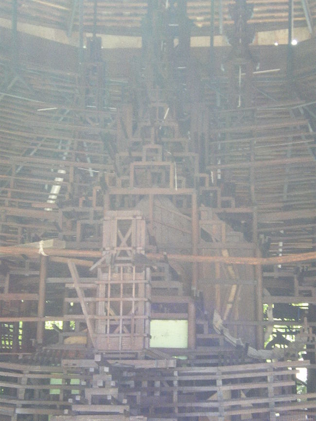 写真の撮りが悪いですが建物の骨格図です。