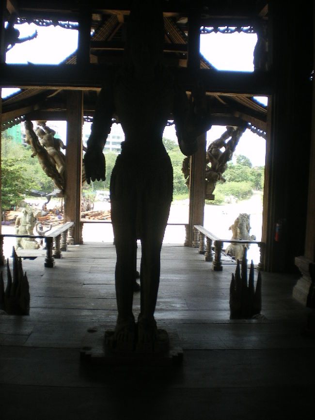 女性の木像が左入り口に１体。