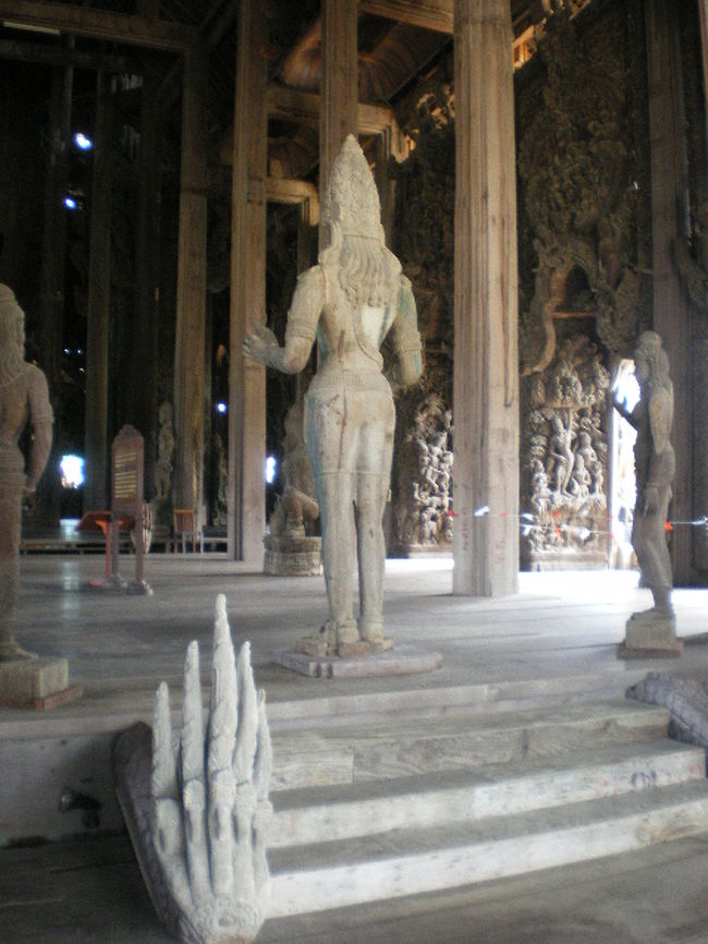 皆さん入り口に背を向けてます。