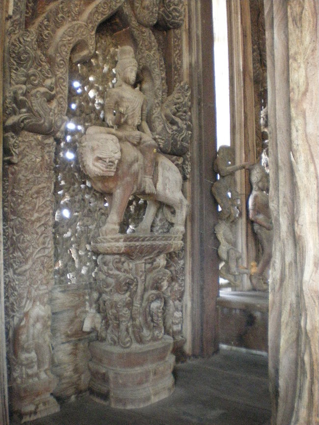 この手の彫り物は多く馬　牛　などもあります。