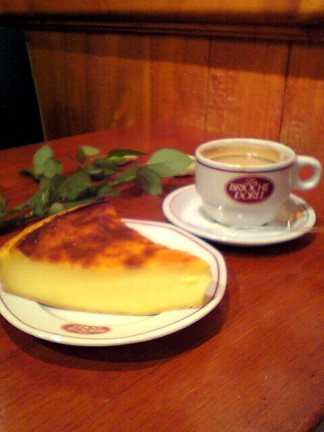 バラをもらったところからすぐそばのカフェ。<br />でっかいﾁｰｽﾞｹｰｷ！<br /><br />濃厚でおいしかった☆