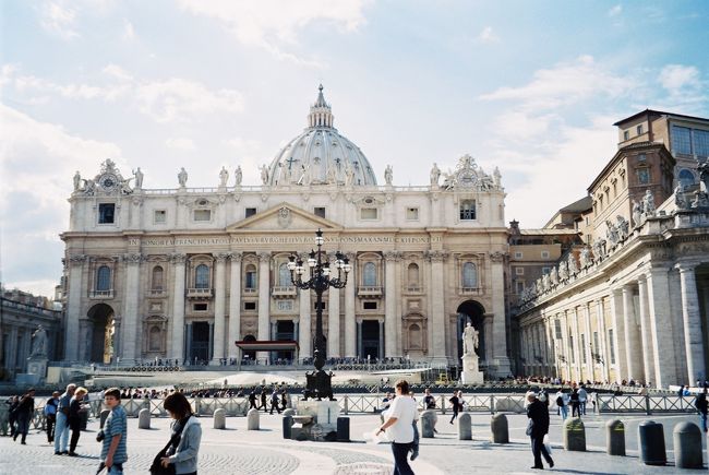 さっそく<br />サン・ピエトロ大聖堂へ。