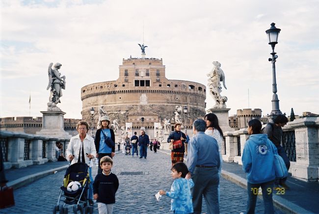 サンピエトロ大聖堂近くの<br />サンタンジェロ城へ。<br /><br />