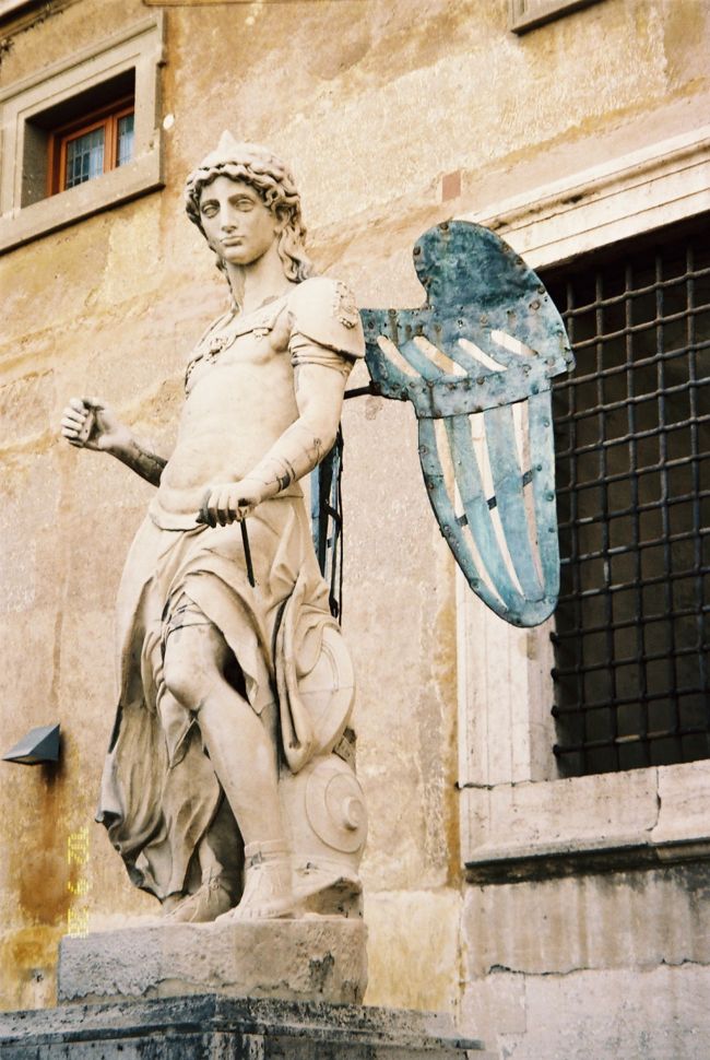 大天使ミカエルの像。