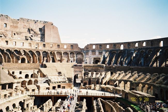 翌日は<br />とりあえずコロッセオへ。<br /><br />なぜか入場料無料でした。