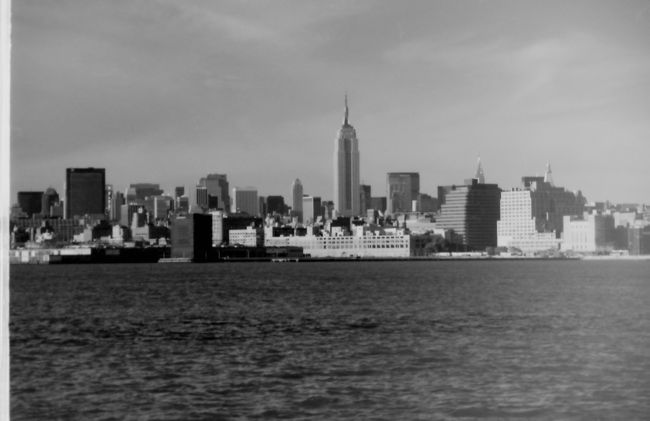 NY WaterWayでニュージャージー、ホボケン へ。<br />片道２＄。<br />マンハッタン島の摩天楼、この眺めは抜群。<br />川面がキラキラ光っていました。<br />