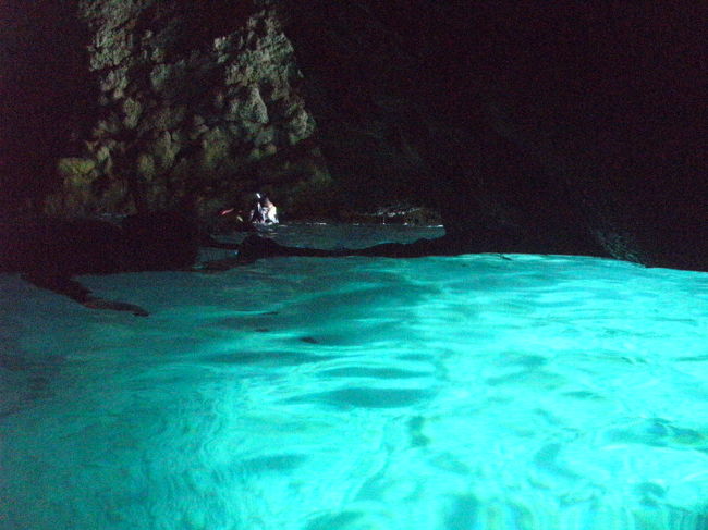 ボートで青の洞窟へ<br />感激しました
