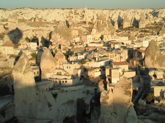 写真、左上の気球の影に私も乗っています。写真を撮影する才能に恵まれなかったのが、残念です。