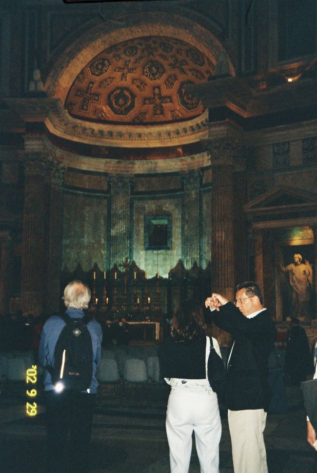 どんどこ歩きます。。<br /><br />続いてラファエロの葬られている『パンテオン』<br />くら〜〜いですね。<br /><br />