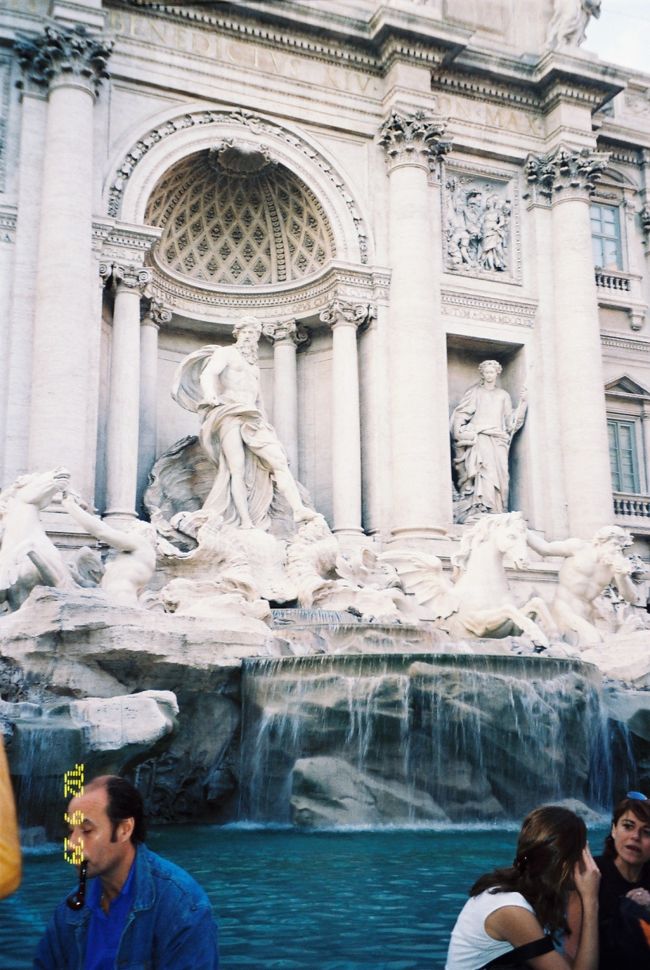 ついにここにたどり着きました！！<br /><br />トレヴィの泉☆<br /><br />ベタですが後ろ向いてコインほりこんじゃいましたよ・・。<br />じ・実は一回で泉に入らなかった・・・(笑)