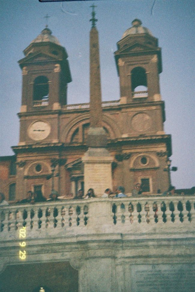 だいぶ日も暮れてきました。<br />スペイン広場です。<br /><br />この日はこれで観光終了。<br />か〜〜〜〜〜なりつかれました。<br />しかもこの後、地下鉄がスト？か何かで止まっていて<br />（さいあく・・・）延々、歩いて帰りましたよ・・・