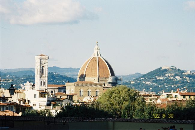 ROMAから鉄道にのり・・・<br />フィレンツェにやってきました！！！<br /><br />アルノ川の流れる、落ち着いた空気の流れる<br />素敵な町でした。<br />今回訪れた３都市の中で一番好きかも。