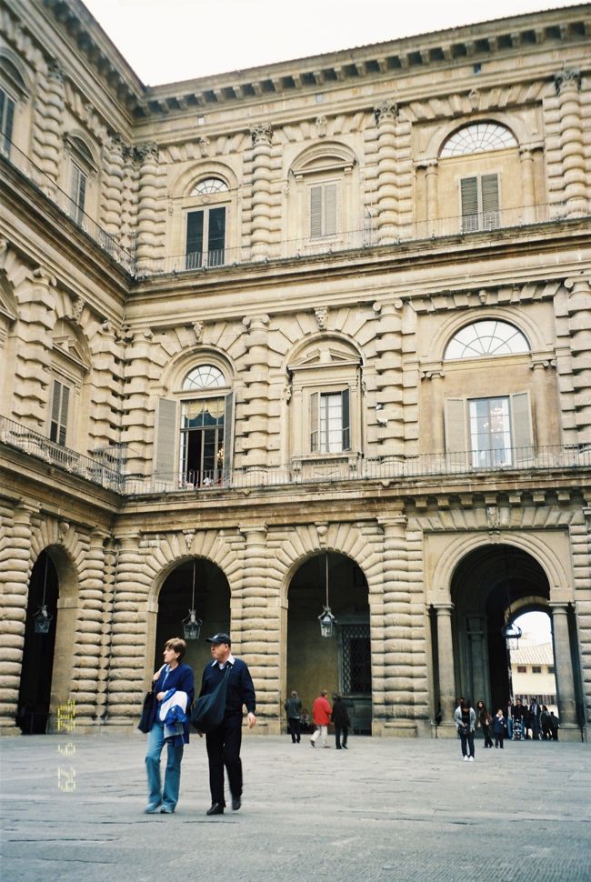 ポンテ・ヴェッキオ橋を通り、川を超えると<br />『ピッティ宮』があります。<br />