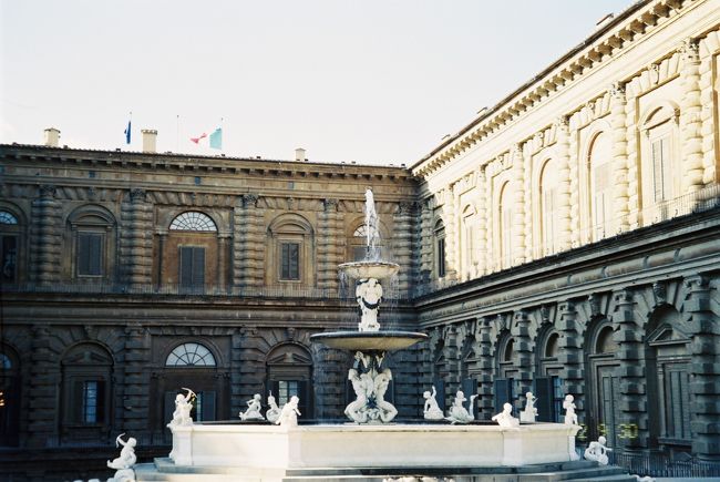 宮殿のそばには<br />『ボボリ庭園』<br /><br />ここからの大聖堂方向の眺めは、最高に美しい！