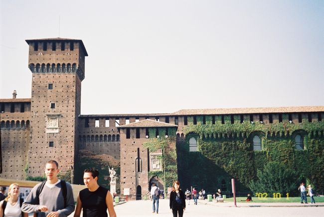 スフォルツェスコ城<br /><br />豪華なお城というよりは強固な要塞っぽい雰囲気。