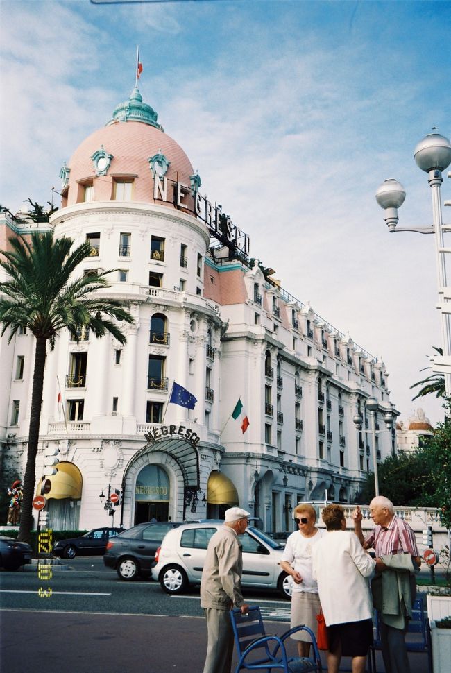 イタリアに別れを告げ、<br />大好きなフランス旅行が始まります！<br /><br />まずはニースから。<br />こちらは有名なネグレスコ。<br />もちろん泊まりはしませんが・・・