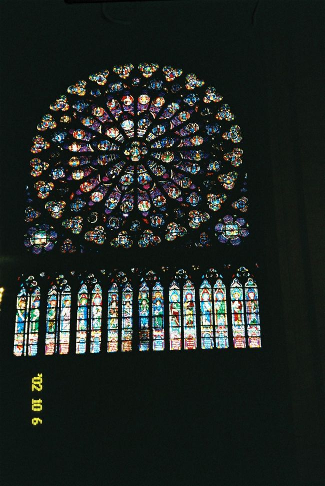 ステンドグラスはほんとに、どこの教会でも<br />美しいですね。。