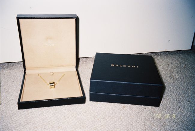 帰りの香港の空港での乗り継ぎの待ち時間の間に<br />ブルガリこうてもうた。。