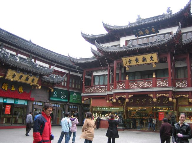 友人のアパートに泊めてもらい、<br />翌日は一緒に上海観光。