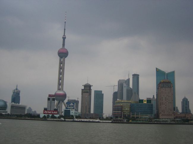 川沿いをお散歩。（めちゃめちゃ寒いけど・・）<br />気温は０度近い(+_+)<br /><br />上海タワーが見えてきました。