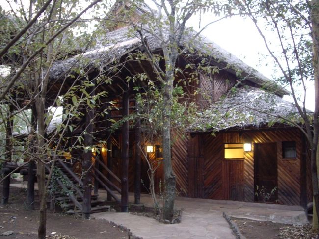 ホテルロッジのエントランス<br /><br />サバンナの中に突然現れるロッジです