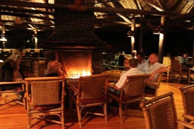 バーでカクテルを飲みながらまったり。<br />寒いから暖炉を囲んで<br /><br /><br />PM22:00に就寝です<br />おやすみ・・・<br /><br />