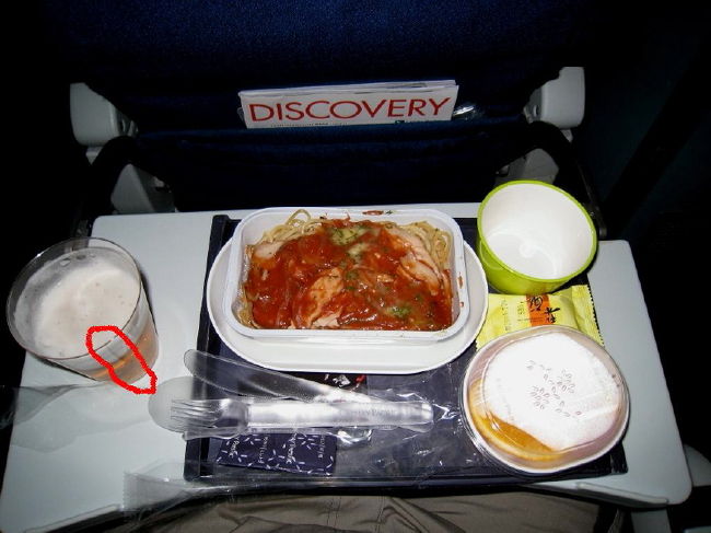 ①ビールが・・・<br /><br />プラスチックのグラスに亀裂（赤丸）が有り<br /><br />飲む時にザァ～って感じで股間あたりが<br /><br />お漏らししたみたいになってしまった(T_T)<br /><br />機内食は、まぁまぁだったかな。