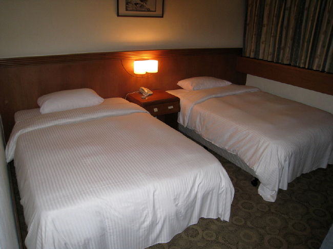 ①ダブルベッド×２<br /><br />ネットで申し込み時に<br /><br />「ツイン or ダブルベッドになります」<br /><br />男２人でダブルは、辛いよね。<br /><br />あ～良かった！！！<br /><br />