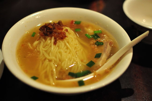 ①担仔麺<br /><br />エビで出汁をとってます。<br /><br />とっても美味しかったですが・・・<br /><br />かなり酔ってたので？？<br /><br />