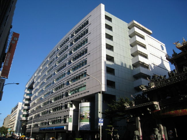 ②景福宮の隣は近代的なビルでした。<br /><br />対照的でした