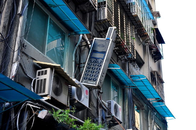 ②裏路地に入ってみると<br /><br />巨大な携帯電話＼(◎o◎)／！