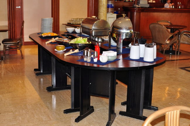 ②散歩終了　朝食１番のりです<br /><br />７時からなんですが、まだ準備が出来てない。<br /><br />少しづつ料理が出てきました。<br /><br />たくさん食べましたよ。