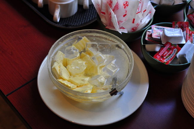 ②バター<br /><br />こんな形でバターが置いてあるのは<br /><br />初めて見ました。溶けないように☆氷☆