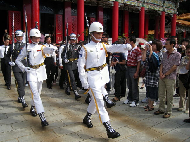 ②若い若い空軍・海軍・陸軍の若い<br /><br />エリート兵士です<br /><br />http://www.youtube.com/watch?v=t19ZU_kz-WI<br /><br />ガイドさんの説明↓途中からですが・・<br /><br />http://www.youtube.com/watch?v=mAj77-KbhiE<br /><br />