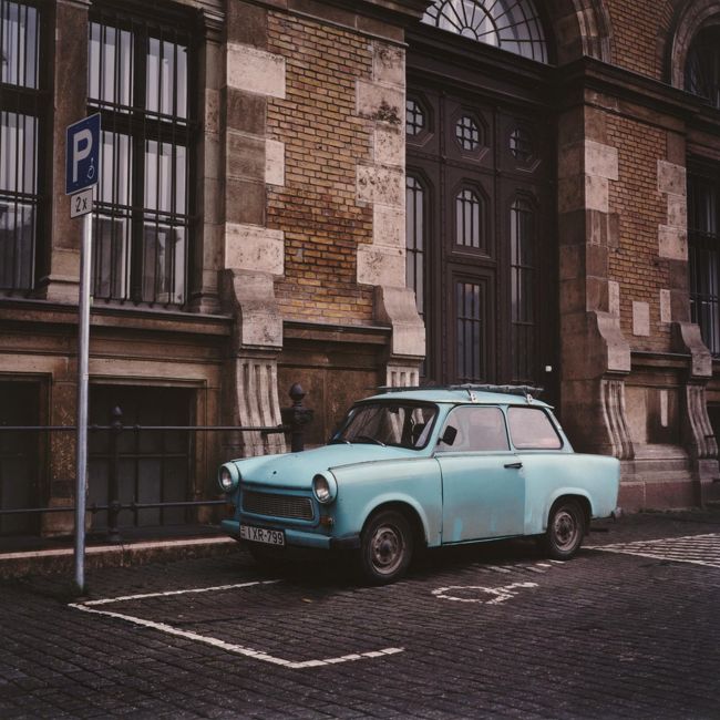 旧東ドイツの乗用車トラバント（Trabant）<br />ボディーは紙で出来ているという噂がありコンコンと叩いてみたけど金属では無い事は確か。<br />だけど、<br />いくらオンボロでもその場所は…。