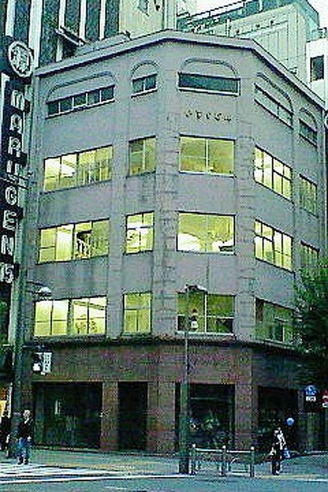 銀座にて。<br />古い建物・・・。中の手すりがステキです。