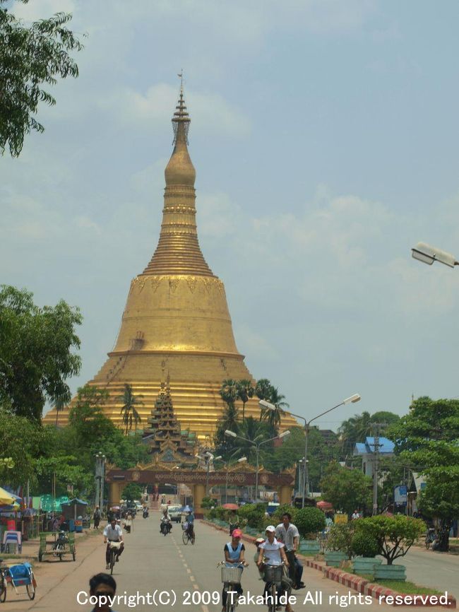 シュエモード・パゴダ(Shwemawdaw Pagoda)<br /><br /><br />塔の高さが375フィート(114m)と、ミャンマーで最も高いパゴダです。モン族の町バゴーとハンサワディ(Mon cities: Bago, Hanthawaddy)はユネスコの世界暫定遺産になっています。<br /><br />http://en.wikipedia.org/wiki/Shwemawdaw_Paya<br />http://ja.wikipedia.org/wiki/%E3%83%A2%E3%83%B3%E6%97%8F_(Mon)<br />http://whc.unesco.org/en/tentativelists/826/