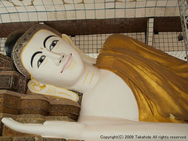 シュエタリャウン寝仏(Shwethalyaung Reclining Buddha)<br /><br />全長55mもある寝仏です。参道には土産屋が多数入っています。<br /><br />http://en.wikipedia.org/wiki/Shwethalyaung_Buddha