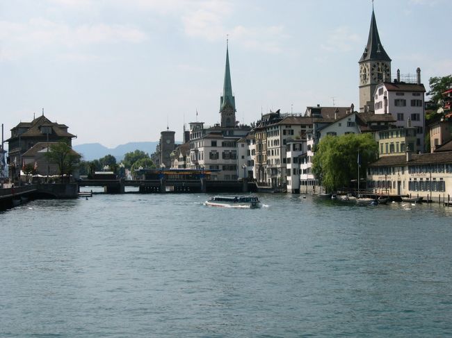 チューリッヒに到着。<br />偶然出張で先にスイス入りしていた父と空港で<br />合流。<br />バッゲージが出てこないというハプニングはありましたが、当日中にホテルに届き、ほっ！<br /><br />チューリヒは特に観光はしませんでしたが<br />川が悠々と流れ、ゆったりとした落ち着いた町でした。