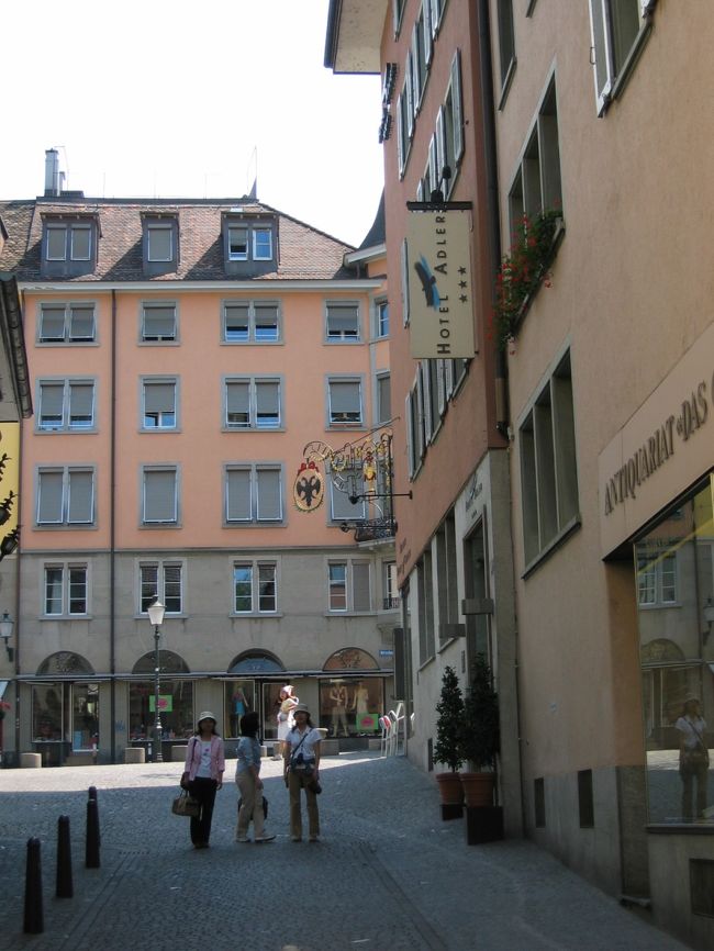 ホテル前で。<br />デザイナーズっぽい、おしゃれなホテルでした。<br />その後、母の友人のクロアチア人のおばちゃん夫婦と<br />ランチをとります。