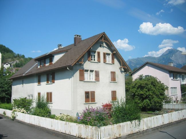 こちらも車窓から。<br />途中の町。<br />たぶん、普通の一軒家なんでしょうけど、<br />かわいいな〜。