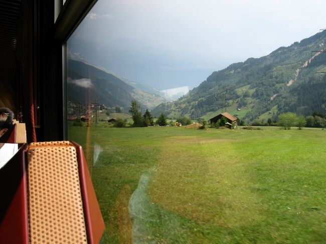 さて、また電車に乗り<br />ツェルマットへ向かいます。<br />食堂車付きの電車でした。