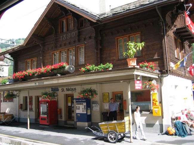 途中の駅。<br />スイスらしい可愛らしい建物です♪