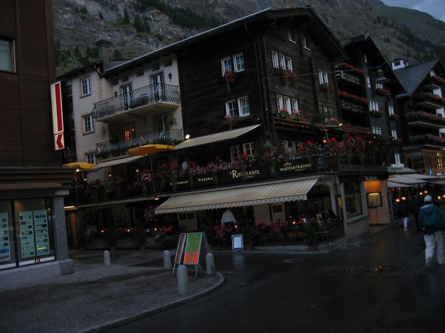 この日はこの建物内のレストランで夕飯。<br /><br />隣のテーブルの外国人ファミリーになぜか<br />ガン見される・・。<br />日本人珍しいか？？