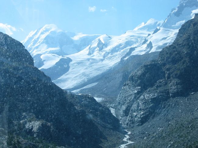 山には雪が積もっているのが見えます。
