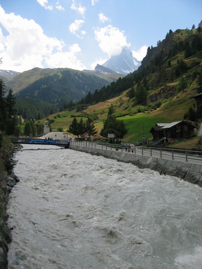 街に帰ってくると、<br />なぜか川が濁流でした。